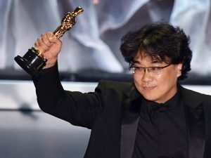 "Parasite" director Bong jJon-ho holding an Oscar