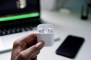 Person holding an Airpod case