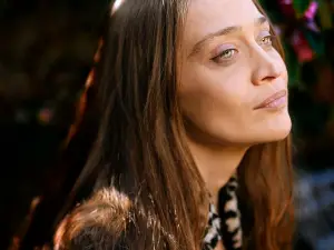 Fiona Apple (pictured above) is showing the irony in her recent review from Pitchfork with her careless attitude and fight against perfection.