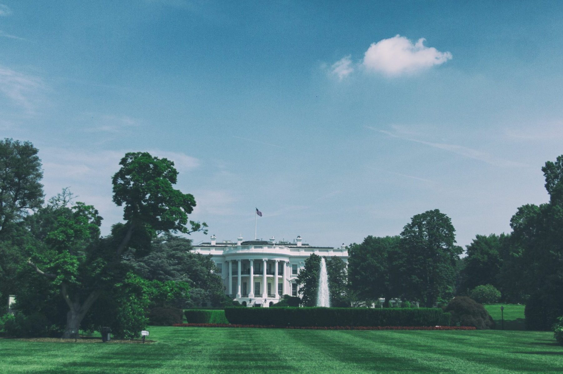 In article about book West Wingers, a photo of the White House