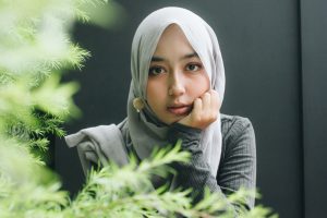 In an article about representation of Muslim women, a photo of a woman in a hijab