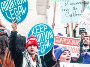 Image of pro-choice protesters in an article about Amy Coney Barrett