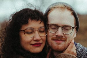 Image of a man and a woman, cheek to cheek, in an article about attachment styles