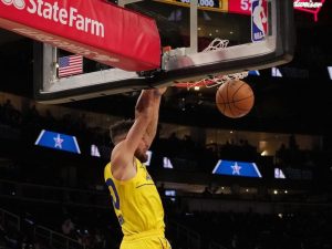 Steph Curry dunking in an article about NBA All-Star Weekend