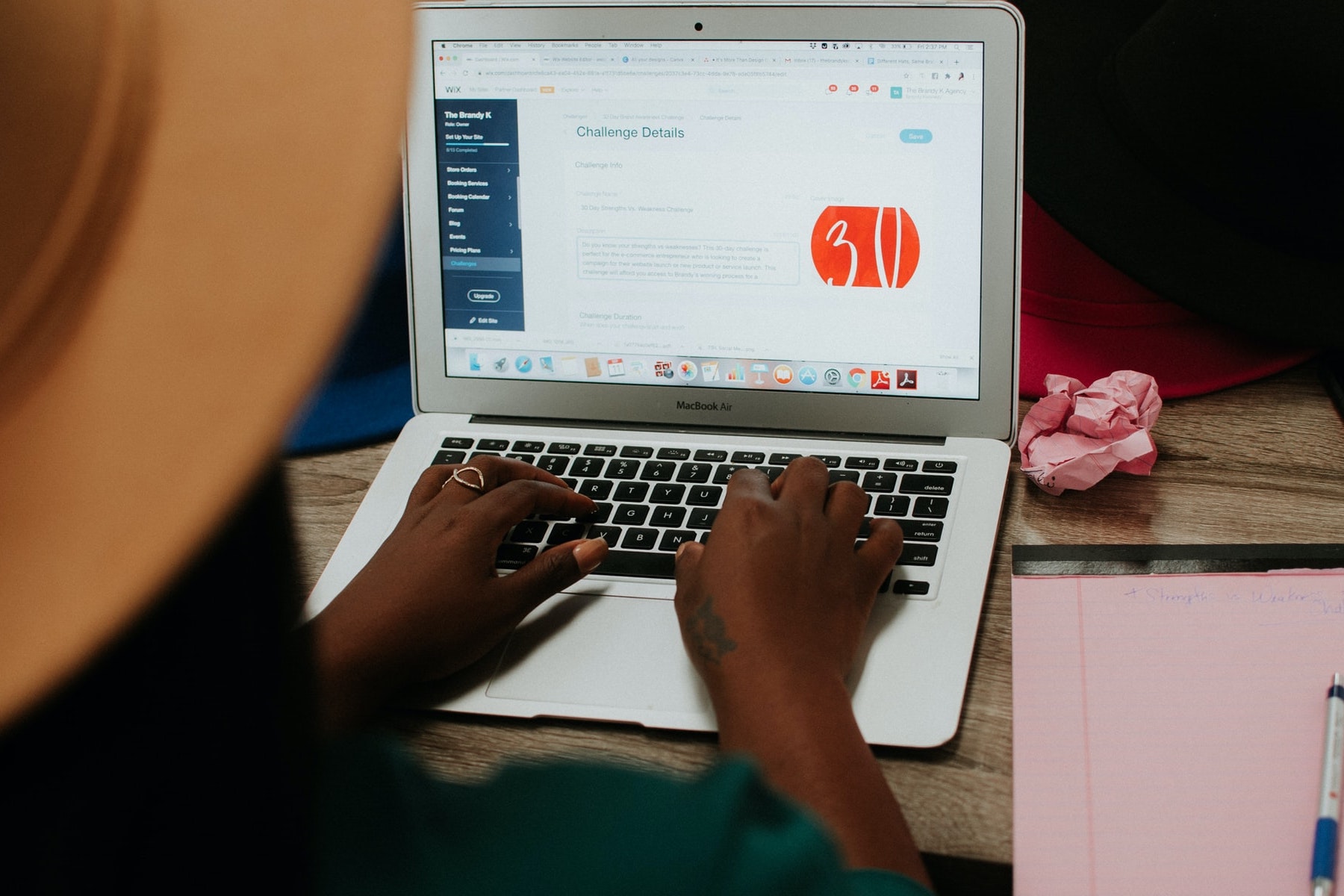 A photo of a Black female business owner for an article about the disparities in the entrepreneurial world as well as a list of Black female-owned businesses. A guide to understanding the racial disparities that exist in the entrepreneurial world as well as a list of Black female-owned businesses. (Photo by Brandy Kennedy from Unsplash)
