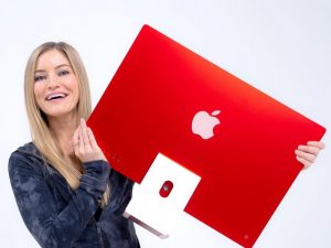 iJustine with a Apple desktop computer