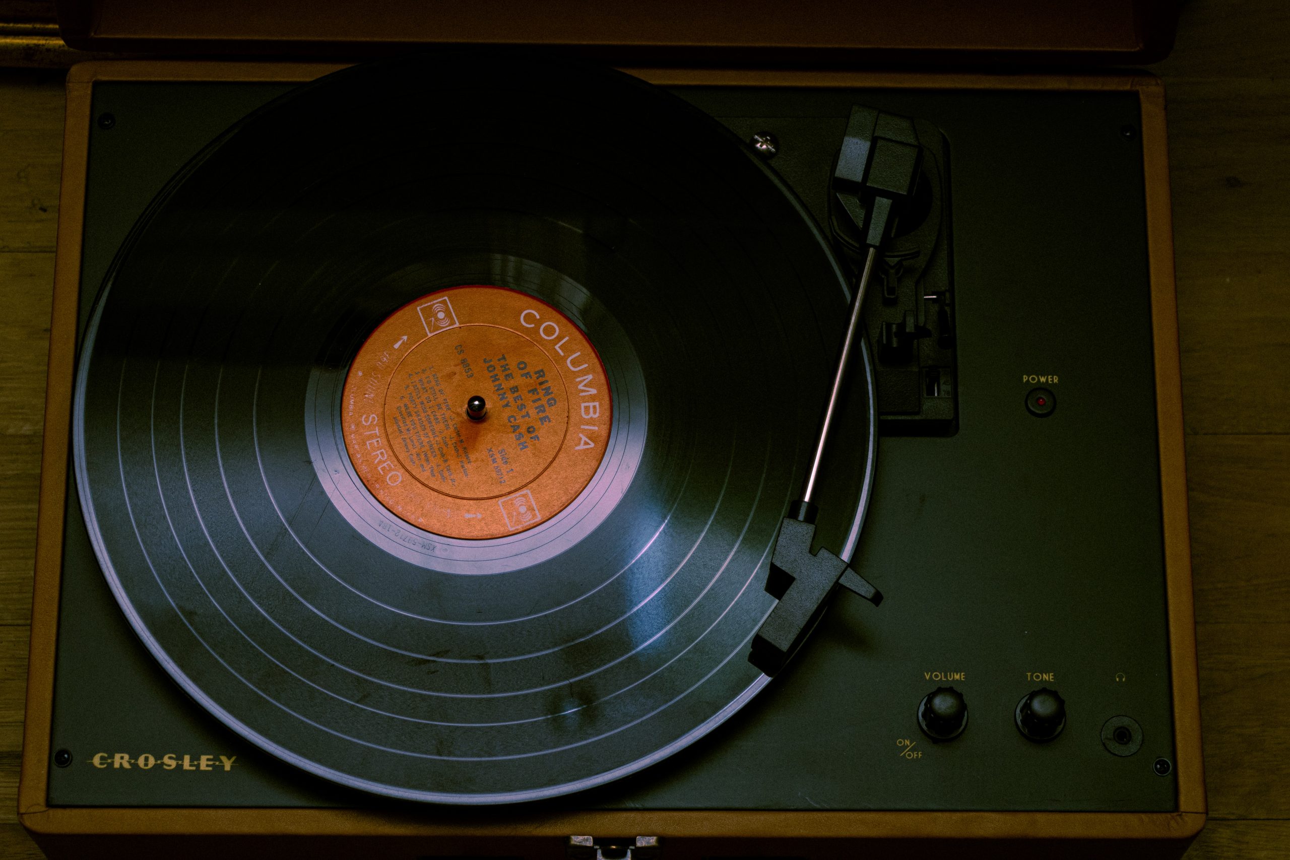 In an article about posthumous albums, a photo of a vinyl on a record player.