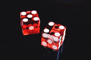 two dice in an article about minimum deposit casinos