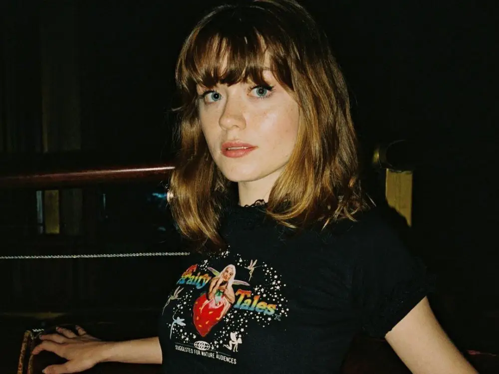In article about album You Signed Up for This, a photo of Maisie Peters