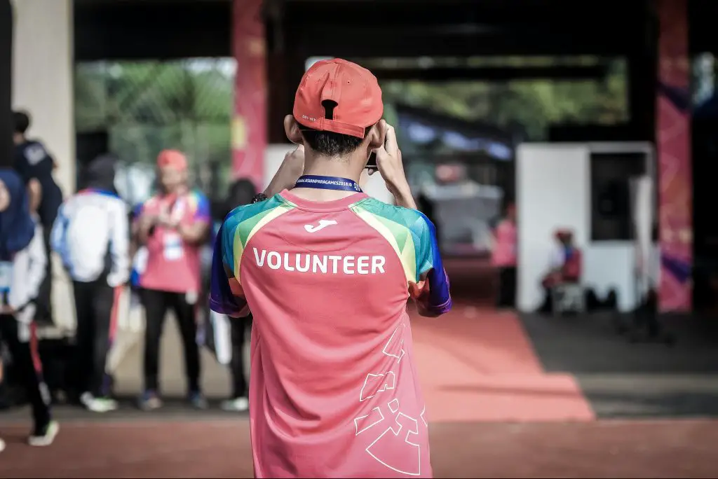 Photo of a volunteer in an article about volunteering and interning