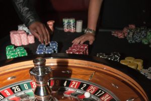 roulette wheel in article about online casino