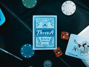 playing cards in article about online casinos