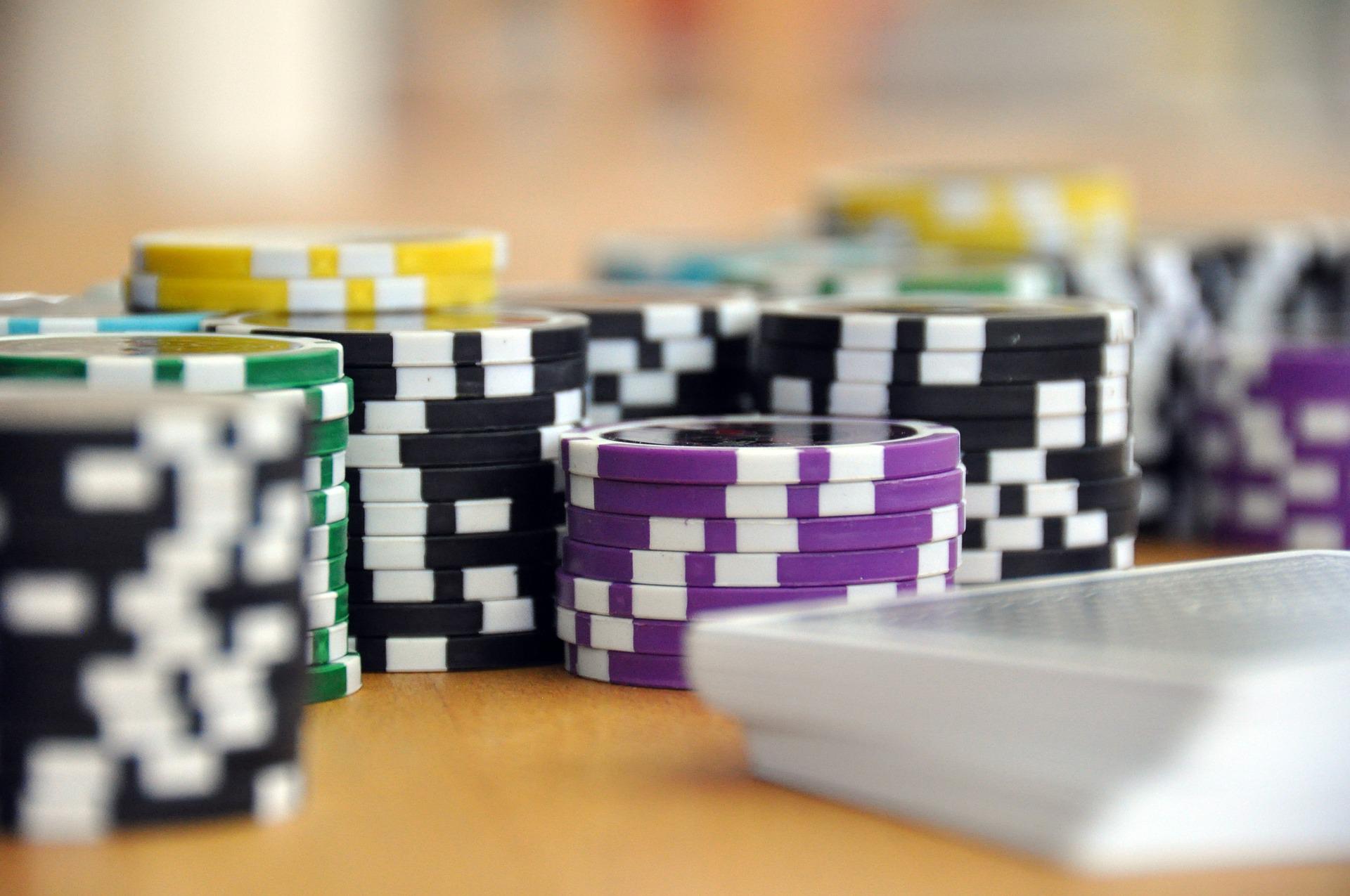chips next to deck of cards in article about online casino